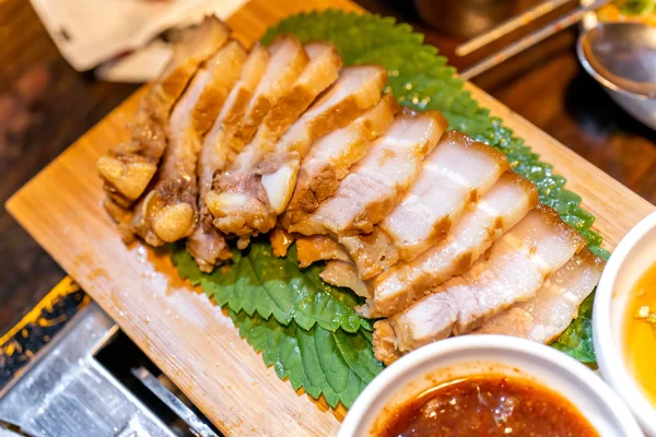 Plat de porc noir cuit poêlé au restaurant coréen, cuisine coréenne délicieuse et fraîche sur plaque de fer avec laitue, gros plan, espace de copie, style de vie — Photo