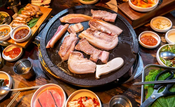 Обсмажена приготовлена чорна свинина в Кореї ресторан, свіжий смачні страви корейської кухні на залізну тарілку з листям салату, закривати, копіювати простір, спосіб життя — стокове фото