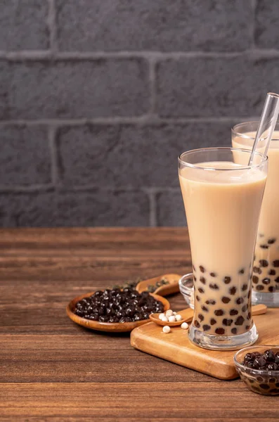 Délicieux thé au lait à bulles avec de la paille dans du verre à boire sur fond de table en bois, concept de réduire le plastique pour aller à Taiwan, gros plan, espace de copie — Photo