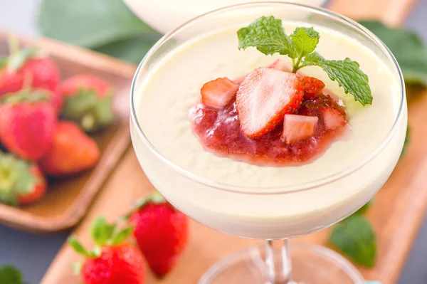 Havadar mavi arka plan, kopya alanı, yakın izole nane ve doğranmış sarkokus tepesi ile delikoz ve besleyici çift renkli (renkli) çilek tatlılar