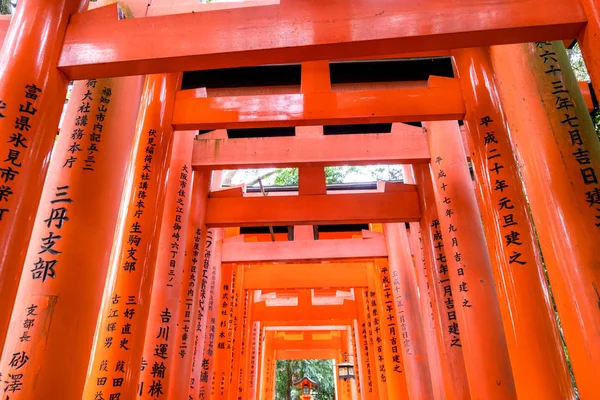 京都、日本 - 3月。22, 2019: 伏見稲荷大社神社で素晴らしいと美しい千本鳥居, 春の旅行イメージ — ストック写真