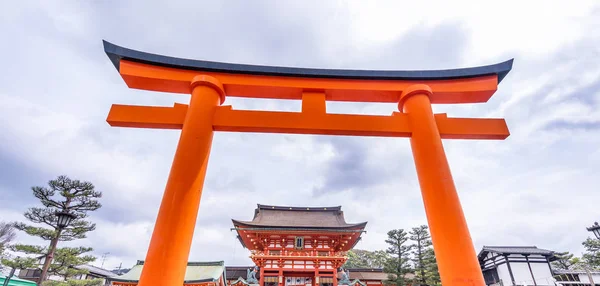 京都,日本 - 3月。22, 2019: 真棒和美丽的森邦托里在富希米伊那里泰沙神社寺庙,旅游图像在春天 — 图库照片