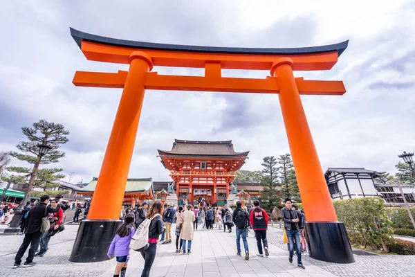 Кіото, Японія-Березень. 22, 2019: Awesome і красиві Senbon torii в Fushimi Інарі Taisha Shrine храм, зображення подорожей в весняній — стокове фото