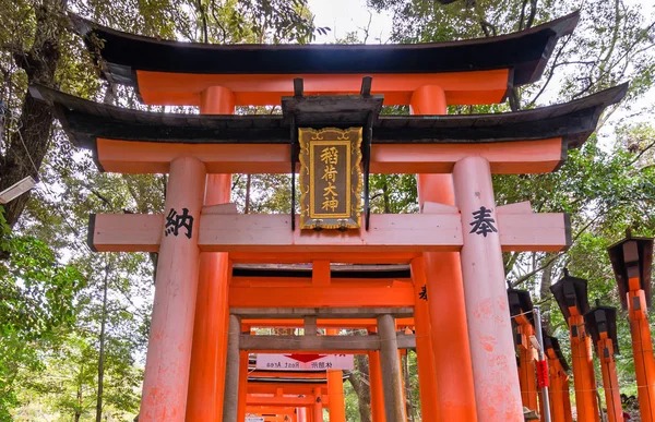 Кіото, Японія-Березень. 22, 2019: Awesome і красиві Senbon torii в Fushimi Інарі Taisha Shrine храм, зображення подорожей в весняній — стокове фото