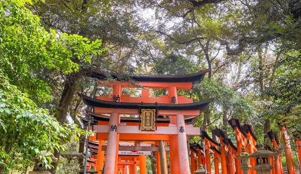 京都,日本 - 3月。22, 2019: 真棒和美丽的森邦托里在富希米伊那里泰沙神社寺庙,旅游图像在春天 — 图库照片