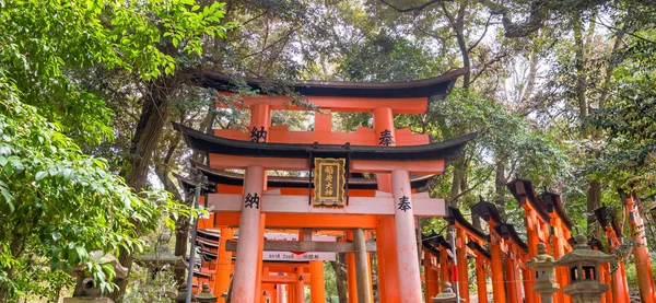 Кіото, Японія-Березень. 22, 2019: Awesome і красиві Senbon torii в Fushimi Інарі Taisha Shrine храм, зображення подорожей в весняній — стокове фото