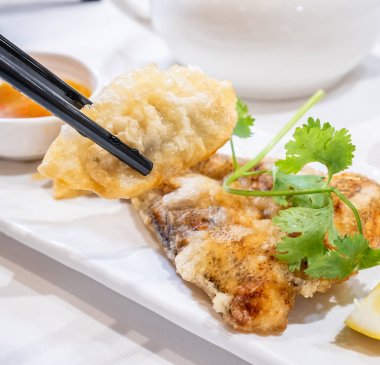 Lezzetli Dim Sum, Asya 'da ünlü Kanton gıda-kızarmış balık ve limon ile köfte, Hong Kong yumcha restoranda sos ve çay, yakın yukarı