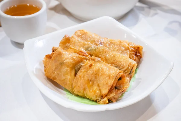 Köstliche Dim Sum, berühmte kantonesische Küche in Asien - gebratene Bohnenquark (Tofu-Haut) -Rollen mit Garnelen und Garnelen in hong kong yumcha Restaurant, Nahaufnahme — Stockfoto