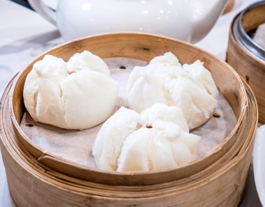 Lezzetli Dim Sum, Asya 'da ünlü Kanton gıda-taze ve sıcak cha Siu Bao, Hong Kong yumcha restoranda bambu vapur Barbekü domuz Bun, yakın yukarı