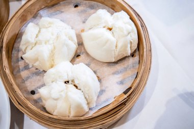 Lezzetli Dim Sum, Asya 'da ünlü Kanton gıda-taze ve sıcak cha Siu Bao, Hong Kong yumcha restoranda bambu vapur Barbekü domuz Bun, yakın yukarı