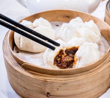 Lezzetli Dim Sum, Asya 'da ünlü Kanton gıda-taze ve sıcak cha Siu Bao, Hong Kong yumcha restoranda bambu vapur Barbekü domuz Bun, yakın yukarı