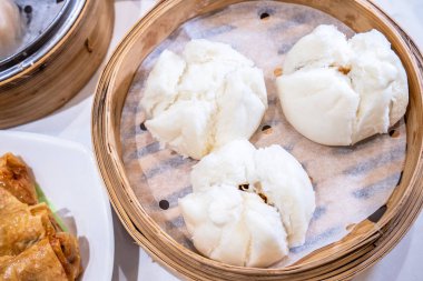 Lezzetli Dim Sum, Asya 'da ünlü Kanton gıda-taze ve sıcak cha Siu Bao, Hong Kong yumcha restoranda bambu vapur Barbekü domuz Bun, yakın yukarı
