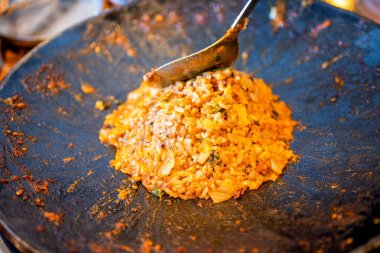 Lezzetli volkanik şeklinde kızarmış pirinç yumurta ve baharatlı sos, domuz eti ve kalamar, Jeju Adası restoranda ünlü Güney Kore Gıda, yakın yukarı