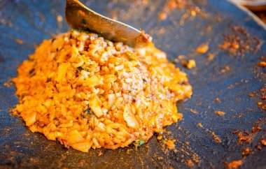 Lezzetli volkanik şeklinde kızarmış pirinç yumurta ve baharatlı sos, domuz eti ve kalamar, Jeju Adası restoranda ünlü Güney Kore Gıda, yakın yukarı