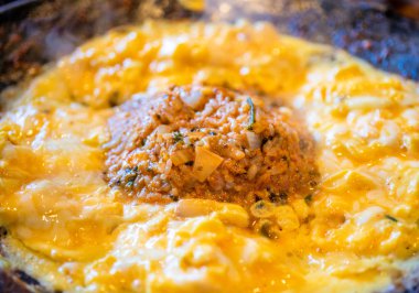 Lezzetli volkanik şeklinde kızarmış pirinç yumurta ve baharatlı sos, domuz eti ve kalamar, Jeju Adası restoranda ünlü Güney Kore Gıda, yakın yukarı