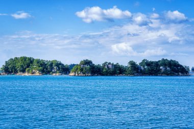 Güneşli bir gün mavi okyanus üzerinde birçok küçük adalar, ünlü Kujukushima (99 adalar) Sasebo Saikai Milli Parkı, Nagasaki, Kyushu, Japonya 'da Pearl Sea Resort Islet.