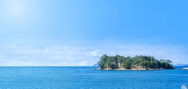 Güneşli bir gün mavi okyanus üzerinde birçok küçük adalar, ünlü Kujukushima (99 adalar) Sasebo Saikai Milli Parkı, Nagasaki, Kyushu, Japonya 'da Pearl Sea Resort Islet.