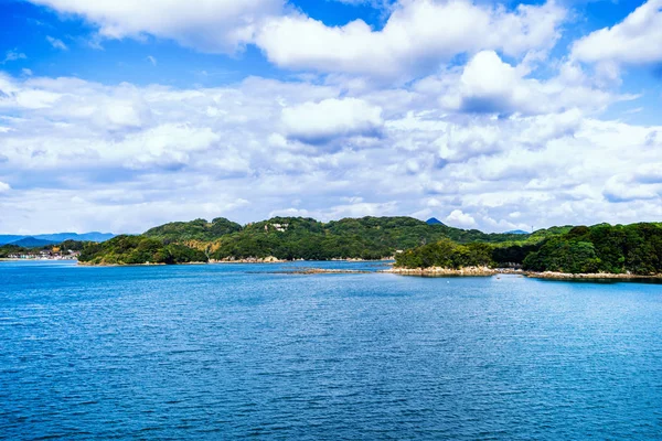 Güneşli bir gün mavi okyanus üzerinde birçok küçük adalar, ünlü Kujukushima (99 adalar) Sasebo Saikai Milli Parkı, Nagasaki, Kyushu, Japonya 'da Pearl Sea Resort Islet. — Stok fotoğraf
