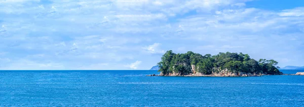 Muchas pequeñas islas sobre el océano azul en el día soleado, famoso Kujukushima (99 islas) islote de perlas en el Parque Nacional Sasebo Saikai, Nagasaki, Kyushu, Japón . —  Fotos de Stock