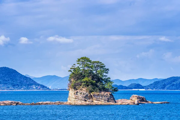 Güneşli bir gün mavi okyanus üzerinde birçok küçük adalar, ünlü Kujukushima (99 adalar) Sasebo Saikai Milli Parkı, Nagasaki, Kyushu, Japonya 'da Pearl Sea Resort Islet. — Stok fotoğraf