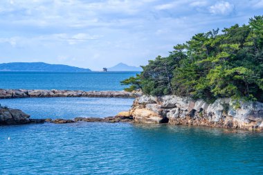 Güneşli bir gün mavi okyanus üzerinde birçok küçük adalar, ünlü Kujukushima (99 adalar) Sasebo Saikai Milli Parkı, Nagasaki, Kyushu, Japonya 'da Pearl Sea Resort Islet.