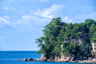 Güneşli bir gün mavi okyanus üzerinde birçok küçük adalar, ünlü Kujukushima (99 adalar) Sasebo Saikai Milli Parkı, Nagasaki, Kyushu, Japonya 'da Pearl Sea Resort Islet.