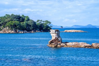 Güneşli bir gün mavi okyanus üzerinde birçok küçük adalar, ünlü Kujukushima (99 adalar) Sasebo Saikai Milli Parkı, Nagasaki, Kyushu, Japonya 'da Pearl Sea Resort Islet.