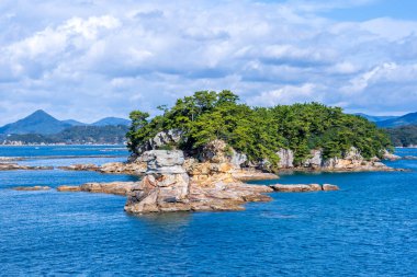 Güneşli bir gün mavi okyanus üzerinde birçok küçük adalar, ünlü Kujukushima (99 adalar) Sasebo Saikai Milli Parkı, Nagasaki, Kyushu, Japonya 'da Pearl Sea Resort Islet.
