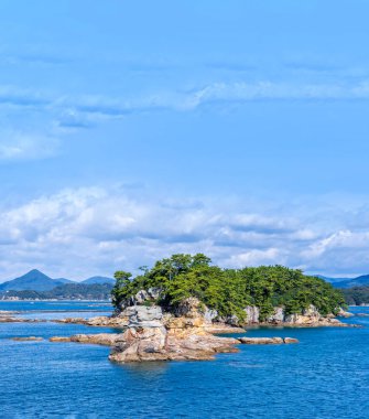 Güneşli bir gün mavi okyanus üzerinde birçok küçük adalar, ünlü Kujukushima (99 adalar) Sasebo Saikai Milli Parkı, Nagasaki, Kyushu, Japonya 'da Pearl Sea Resort Islet.