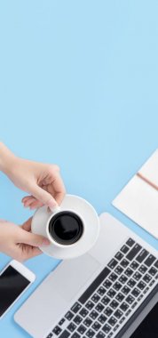 İş kavramı, çalışma zamanında rahatlama, temiz açık mavi ofis masasında bir mola kahve içme, kopya alanı, düz yatıyordu, üst görünüm, mockup