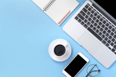 İş kavramı, çalışma zamanında rahatlama, temiz açık mavi ofis masasında bir mola kahve içme, kopya alanı, düz yatıyordu, üst görünüm, mockup