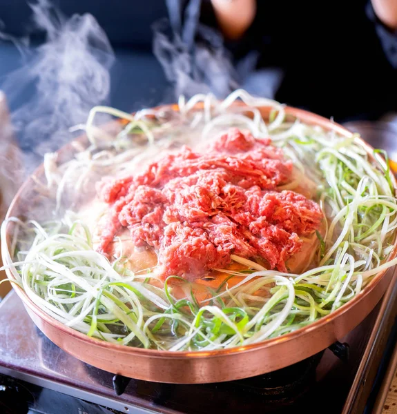 Churrasco bulgogi carne no restaurante coreano em Seul, estilo de vida f — Fotografia de Stock