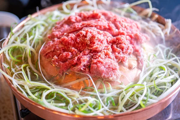 Bulgogi barbecue de boeuf dans le restaurant coréen à Séoul, cuisine coréenne fraîche style de vie sur poêle en cuivre avec oignon vert tranché, gros plan, espace de copie — Photo