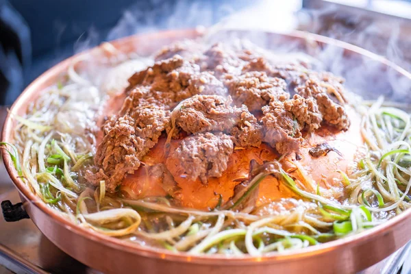 Bulgogi barbecue de boeuf dans le restaurant coréen à Séoul, cuisine coréenne fraîche style de vie sur poêle en cuivre avec oignon vert tranché, gros plan, espace de copie — Photo