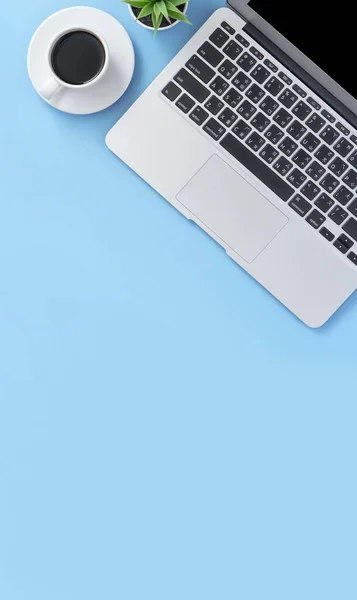 İş kavramı, çalışma zamanında rahatlama, temiz açık mavi ofis masasında bir mola kahve içme, kopya alanı, düz yatıyordu, üst görünüm, mockup