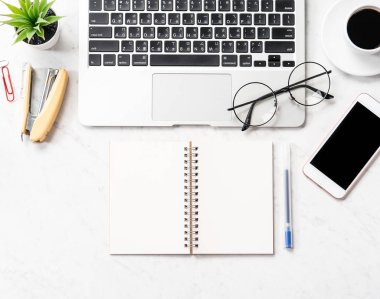 Şık temiz mermer ofis çalışma masası ile akıllı telefon, dizüstü bilgisayar, gözlük ve kahve, çalışma alanı tasarımı, Mock yukarı, Topview, flatlay, copyspace, çekim