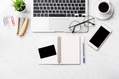 Online satın alma kavramı, güzel mermer arka planda izole moda ofis masası bilgisayar ile sahte kredi kartı, çalışma alanı tasarımı, Topview, flatlay, copyspace, çekim