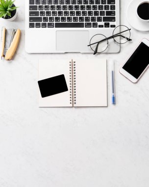 Online satın alma kavramı, güzel mermer arka planda izole moda ofis masası bilgisayar ile sahte kredi kartı, çalışma alanı tasarımı, Topview, flatlay, copyspace, çekim