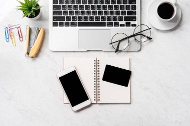 Online satın alma kavramı, güzel mermer arka planda izole moda ofis masası bilgisayar ile sahte kredi kartı, çalışma alanı tasarımı, Topview, flatlay, copyspace, çekim