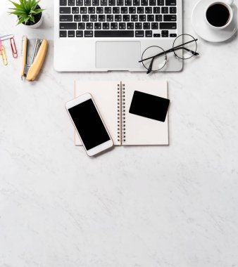 Online satın alma kavramı, güzel mermer arka planda izole moda ofis masası bilgisayar ile sahte kredi kartı, çalışma alanı tasarımı, Topview, flatlay, copyspace, çekim