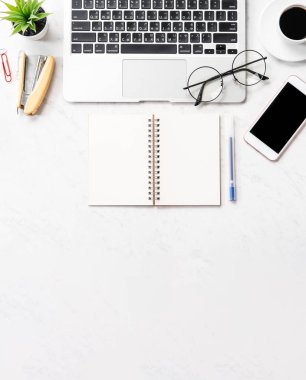 Şık temiz mermer ofis çalışma masası ile akıllı telefon, dizüstü bilgisayar, gözlük ve kahve, çalışma alanı tasarımı, Mock yukarı, Topview, flatlay, copyspace, çekim