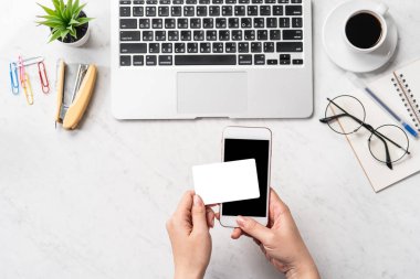 Bir kadın bir online satın alma yapıyor, kredi kartı ve cep cep telefonu ofis masasında güzel moda mermer arka planda izole, kopya alanı, Topview, flatlay, çekim