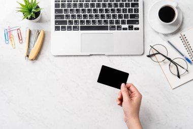 Bir kadın bir online satın alma yapıyor, kredi kartı ve cep cep telefonu ofis masasında güzel moda mermer arka planda izole, kopya alanı, Topview, flatlay, çekim