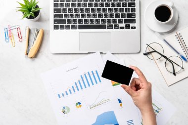 Online fatura ödeme kavramı, bir kadın ofis masasında sahte kredi kartı ve cep telefonu kullanarak güzel moda mermer arka plan üzerinde izole, kopya alanı, Topview, flatlay, çekim