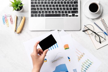 Online fatura ödeme kavramı, bir kadın ofis masasında sahte kredi kartı ve cep telefonu kullanarak güzel moda mermer arka plan üzerinde izole, kopya alanı, Topview, flatlay, çekim