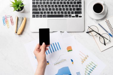 Online fatura ödeme kavramı, bir kadın ofis masasında sahte kredi kartı ve cep telefonu kullanarak güzel moda mermer arka plan üzerinde izole, kopya alanı, Topview, flatlay, çekim