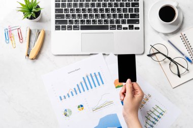 Online fatura ödeme kavramı, bir kadın ofis masasında sahte kredi kartı ve cep telefonu kullanarak güzel moda mermer arka plan üzerinde izole, kopya alanı, Topview, flatlay, çekim