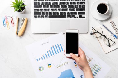 Online fatura ödeme kavramı, bir kadın ofis masasında sahte kredi kartı ve cep telefonu kullanarak güzel moda mermer arka plan üzerinde izole, kopya alanı, Topview, flatlay, çekim