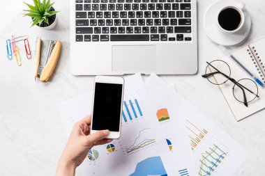 Online fatura ödeme kavramı, bir kadın ofis masasında sahte kredi kartı ve cep telefonu kullanarak güzel moda mermer arka plan üzerinde izole, kopya alanı, Topview, flatlay, çekim