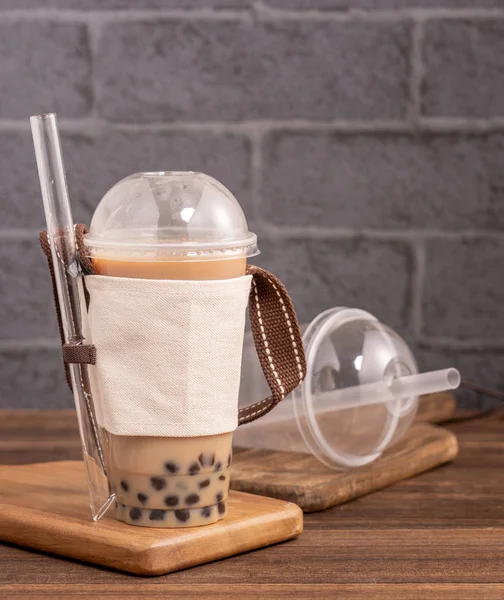 À emporter avec article jetable concept populaire Taiwan boisson bulle thé au lait avec tasse en plastique et de la paille sur fond de table en bois, fermer, copier l'espace — Photo